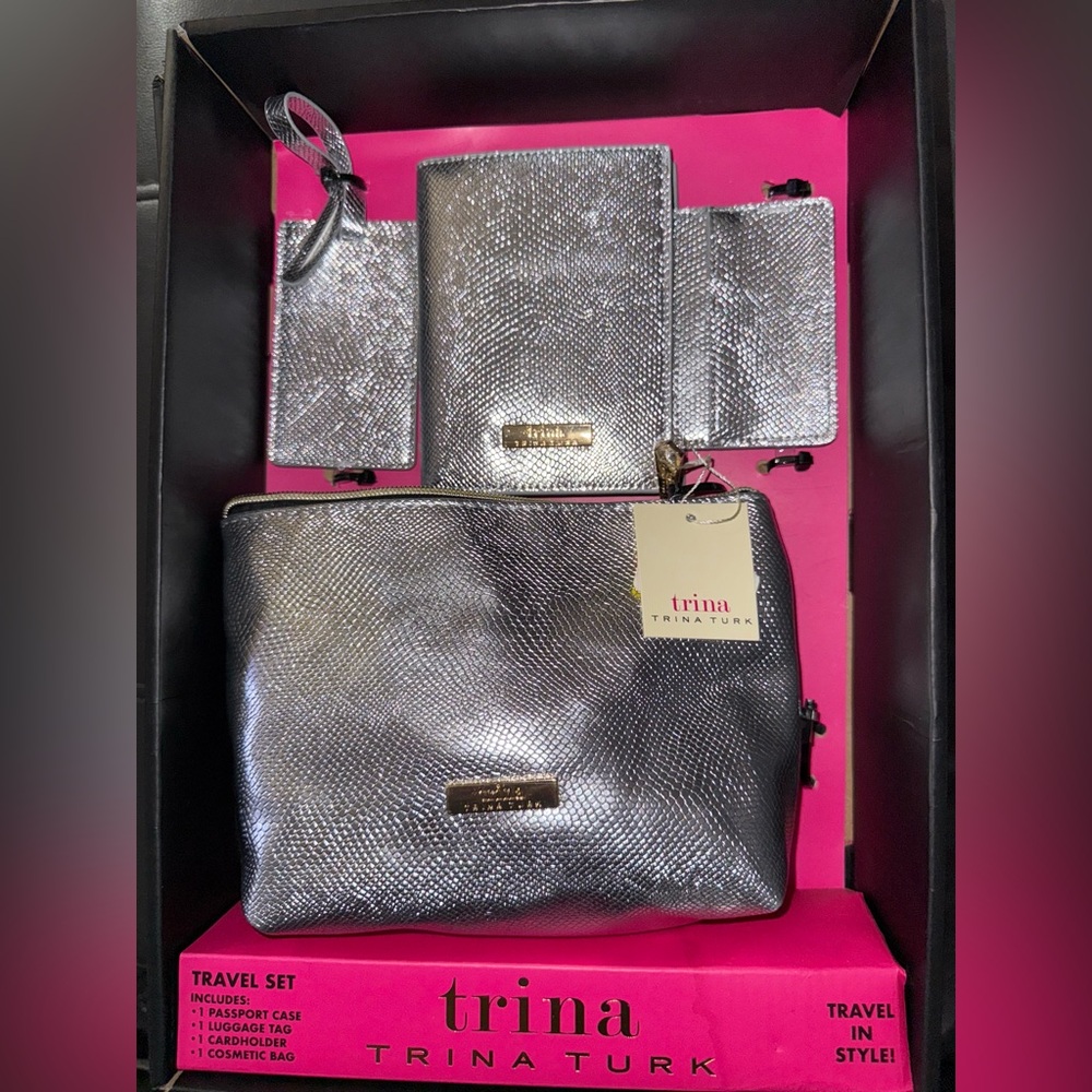 Trina Turk 4 Piece Travel Set NWT W/Passport,Luggage Tag,Cardholder,Bag.